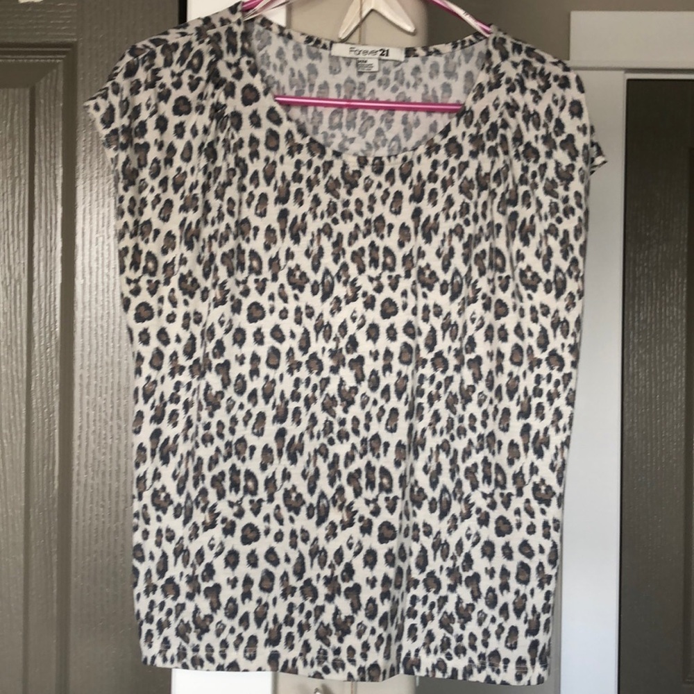 Forever 21 cheetah print tee SIZE M